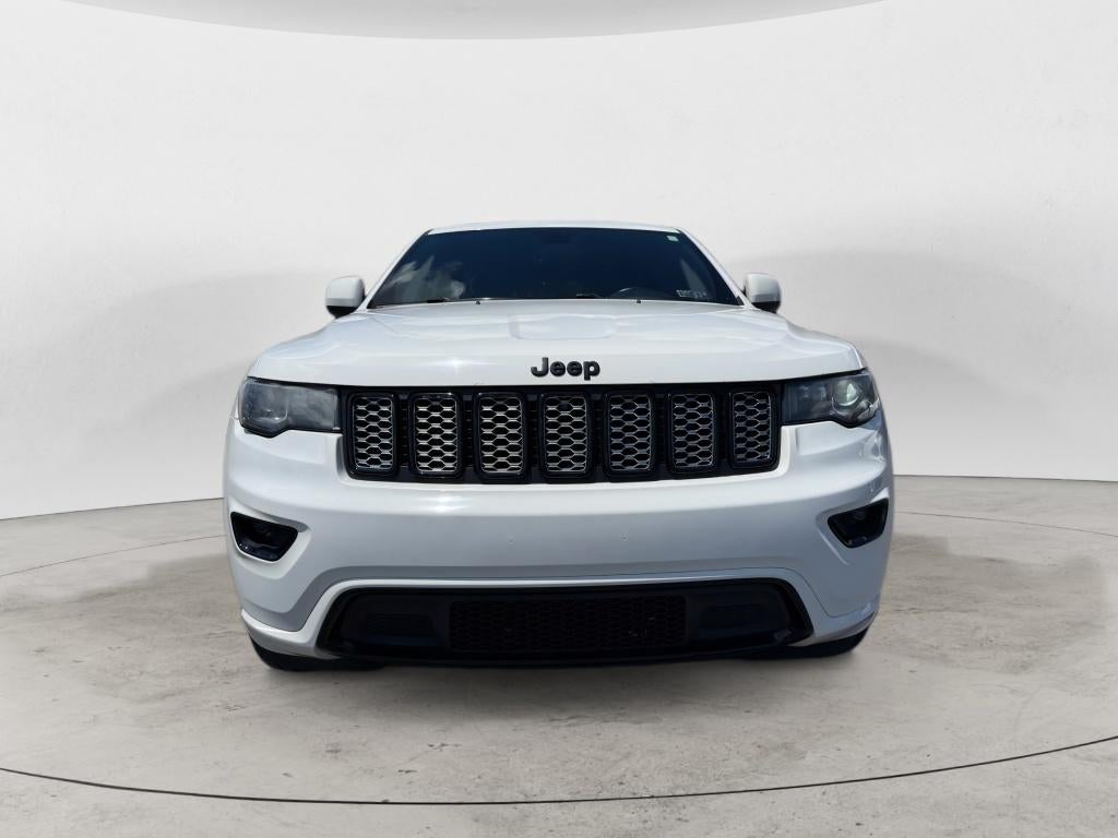 2017 Jeep Grand Cherokee — side profile view