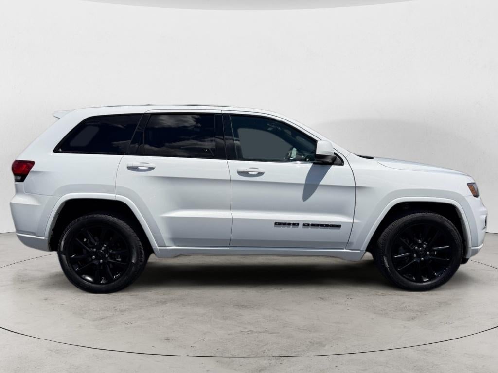 2017 Jeep Grand Cherokee — interior view