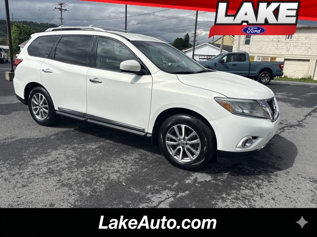2014 Nissan Pathfinder SL in Moonlight White — front three-quarter view